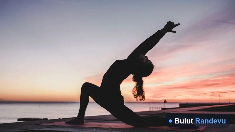 Gün batımında yoga pozu
