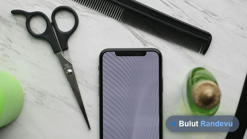 Telefon ekranında sosyal medya mesaj bildirimleri