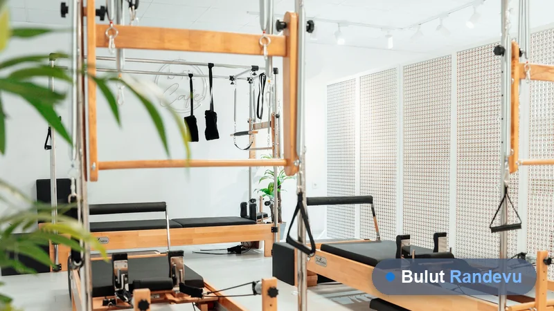 Reformer aletleriyle düzenlenmiş pilates stüdyosu