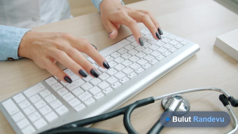 Klinik masasında bilgisayar ekranı ve kayıtlar